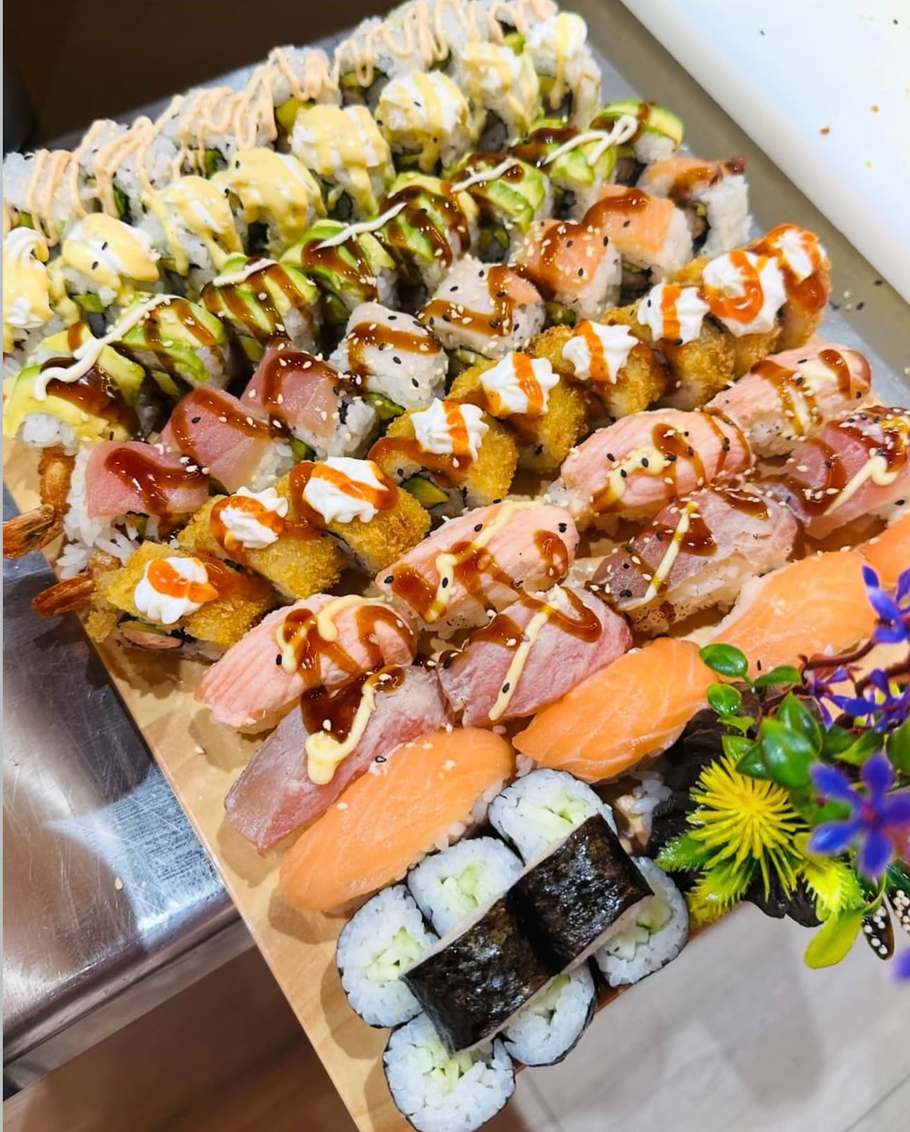 Selección de nigiris con flores comestibles