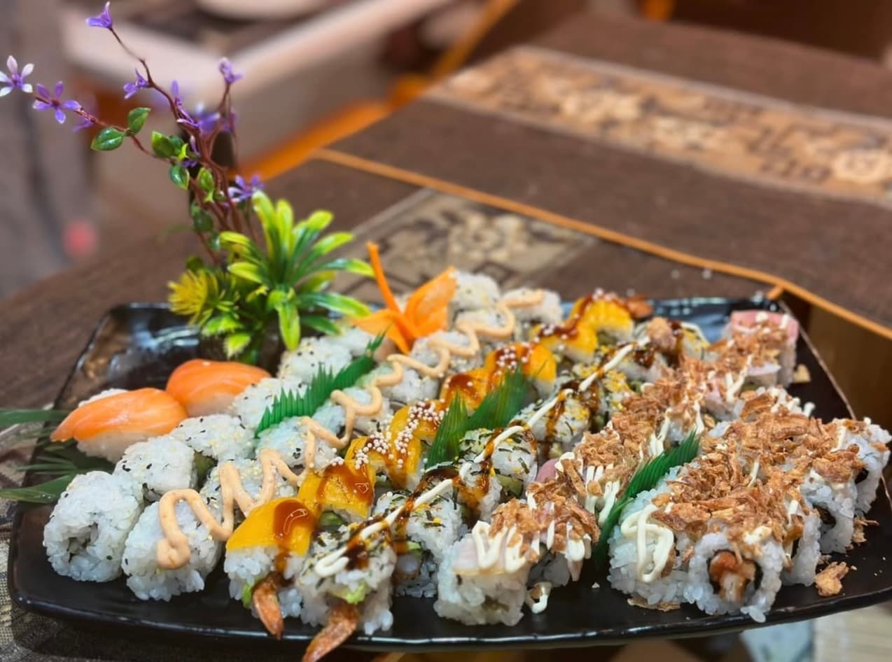 Diferentes rolls con topping de salsas especiales